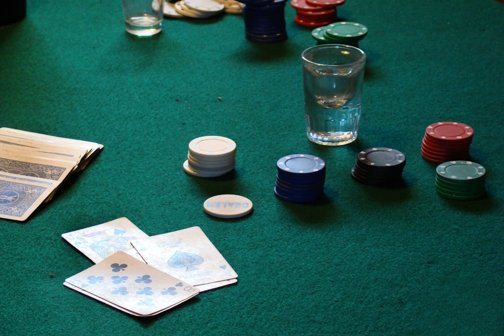 Kartu remi tersebar di atas meja sebagai ilustrasi panduan live casino