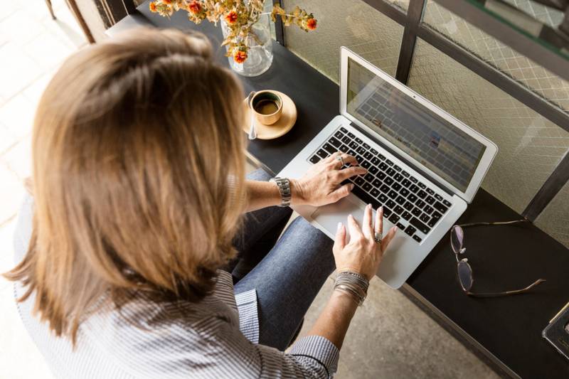 Tangan mengetik pada keyboard laptop sebagai ilustrasi halaman masuk