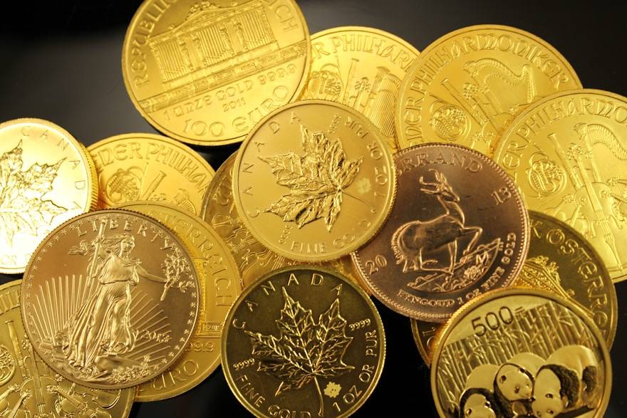 Ponsel dengan aplikasi perbankan sebagai ilustrasi bonus deposit harian